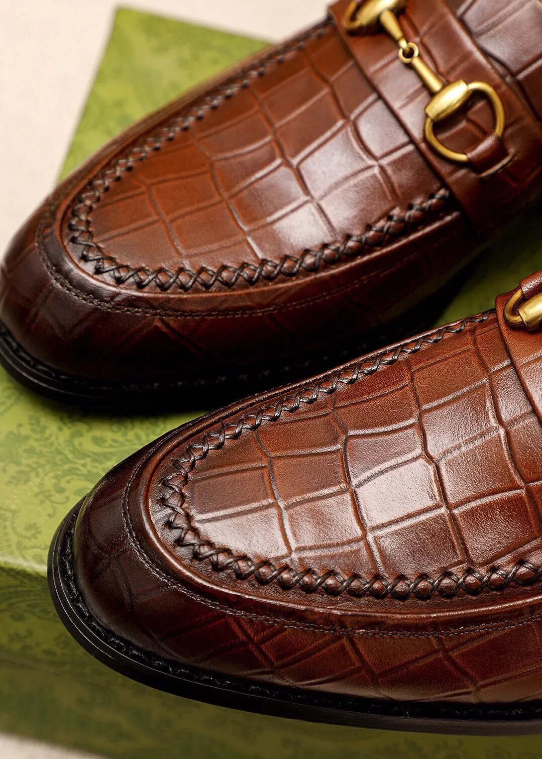 Men's shoes 💰460 💐 Product trademark: GUCCI "Gucci" casual leather shoes Regular size: 38-44 (45🉑️customized) Product materials: Selected imported first-layer calfskin embossed upper + luxury hardware buckle, imported water-dyed cow leather lining. Strong three-dimensional visual effect, combined outsole Color: 2⃣️colors available